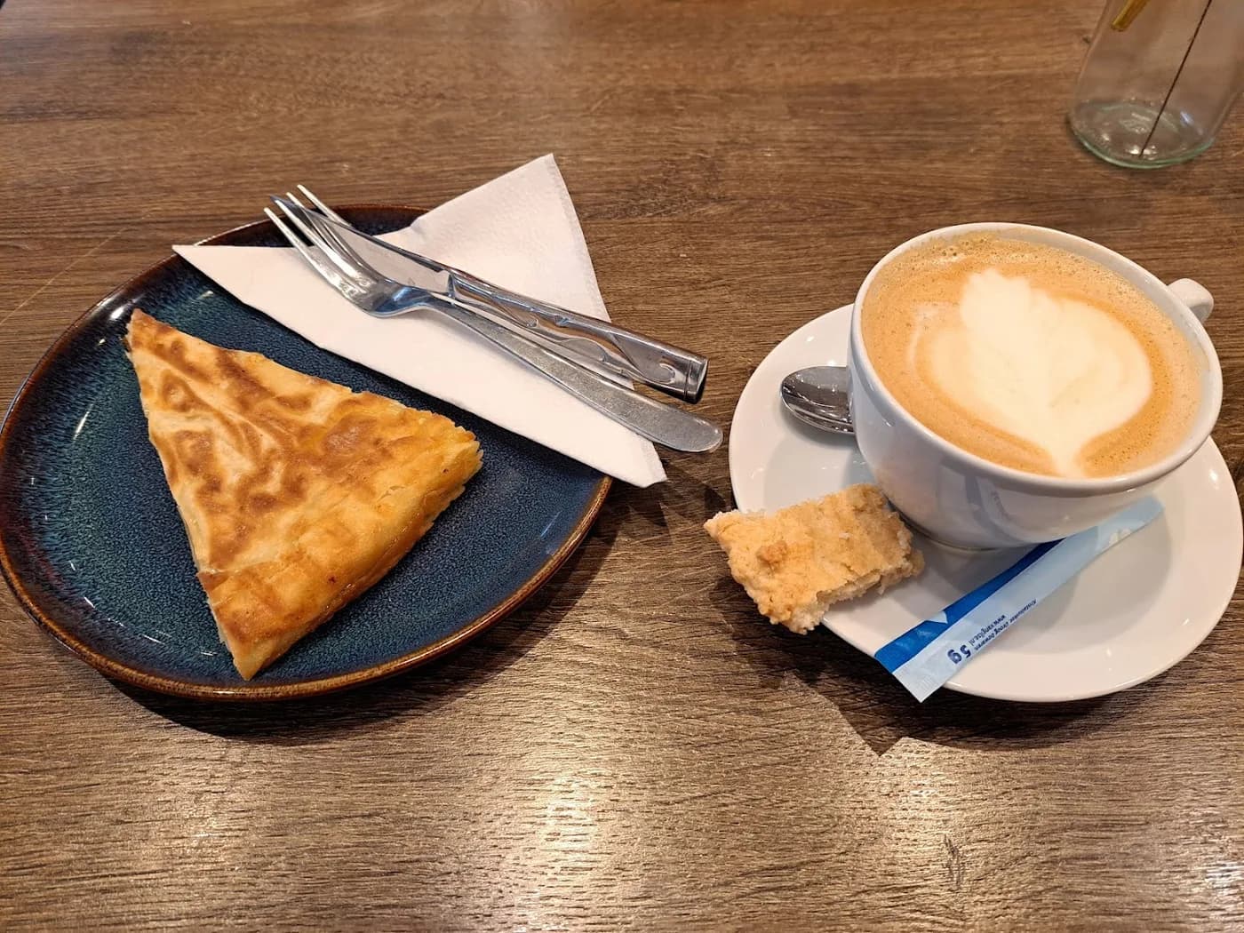 Vers gebakken Turkse börek met cappuccino