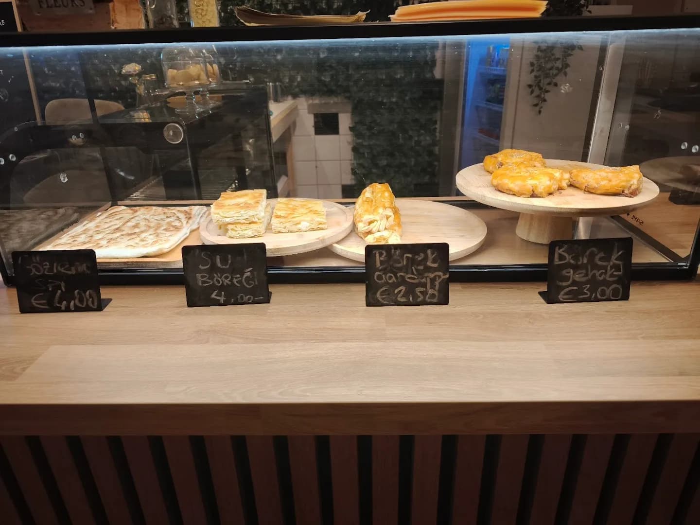 Vitrine met verse börek en chalkboard prijzen