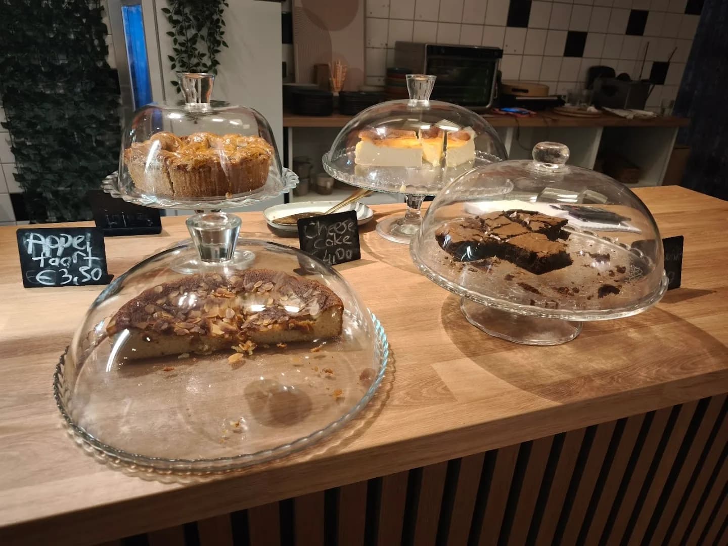 Vitrine met appeltaart, cheesecake en brownie