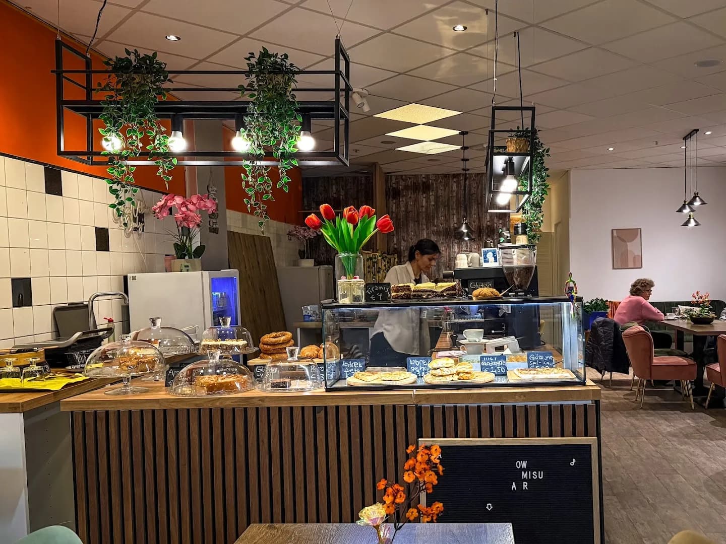 Toonbank met vitrine en verse tulpen bij Turuncu