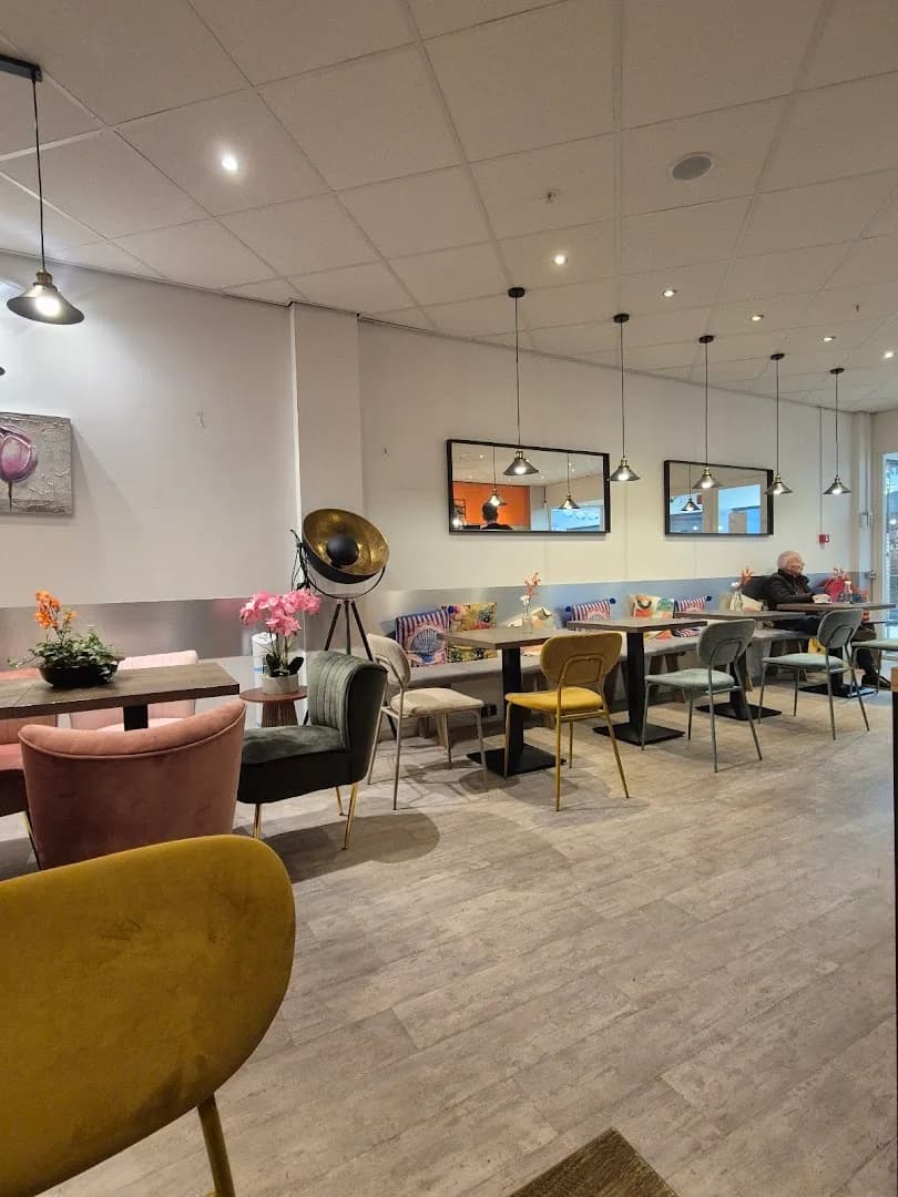 Interieur van Turuncu Café en Bakkerij