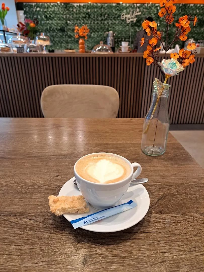 Cappuccino met latte art bij Turuncu