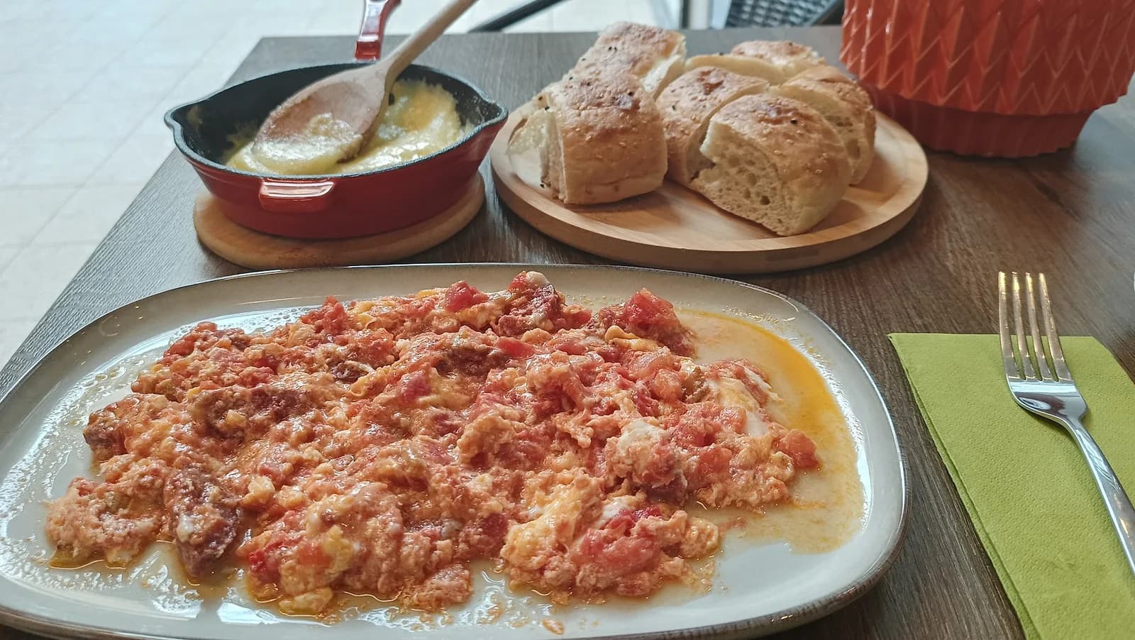 Menemen met vers brood — Turks ontbijt